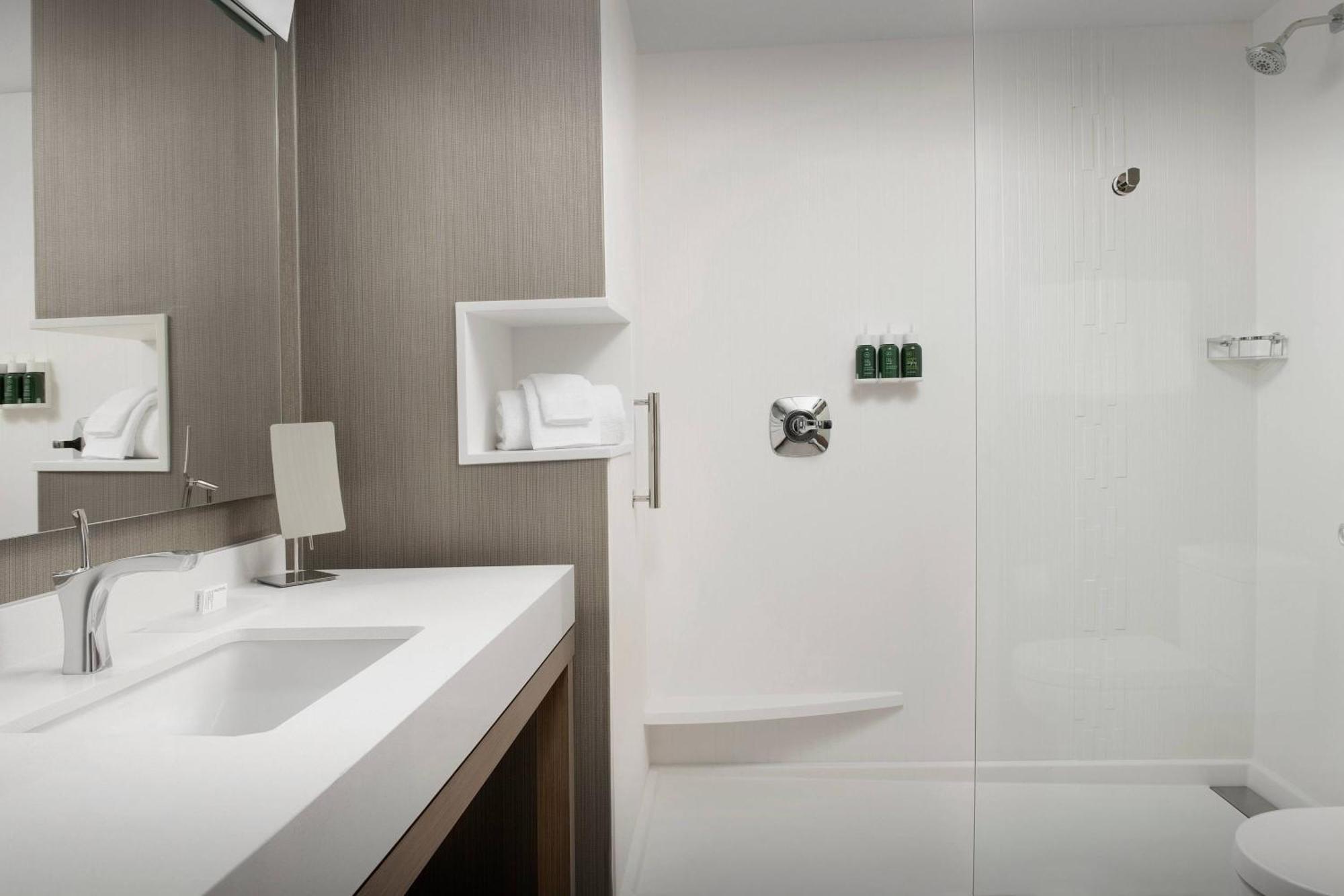 Отель Courtyard Portland East Fairview Экстерьер фото