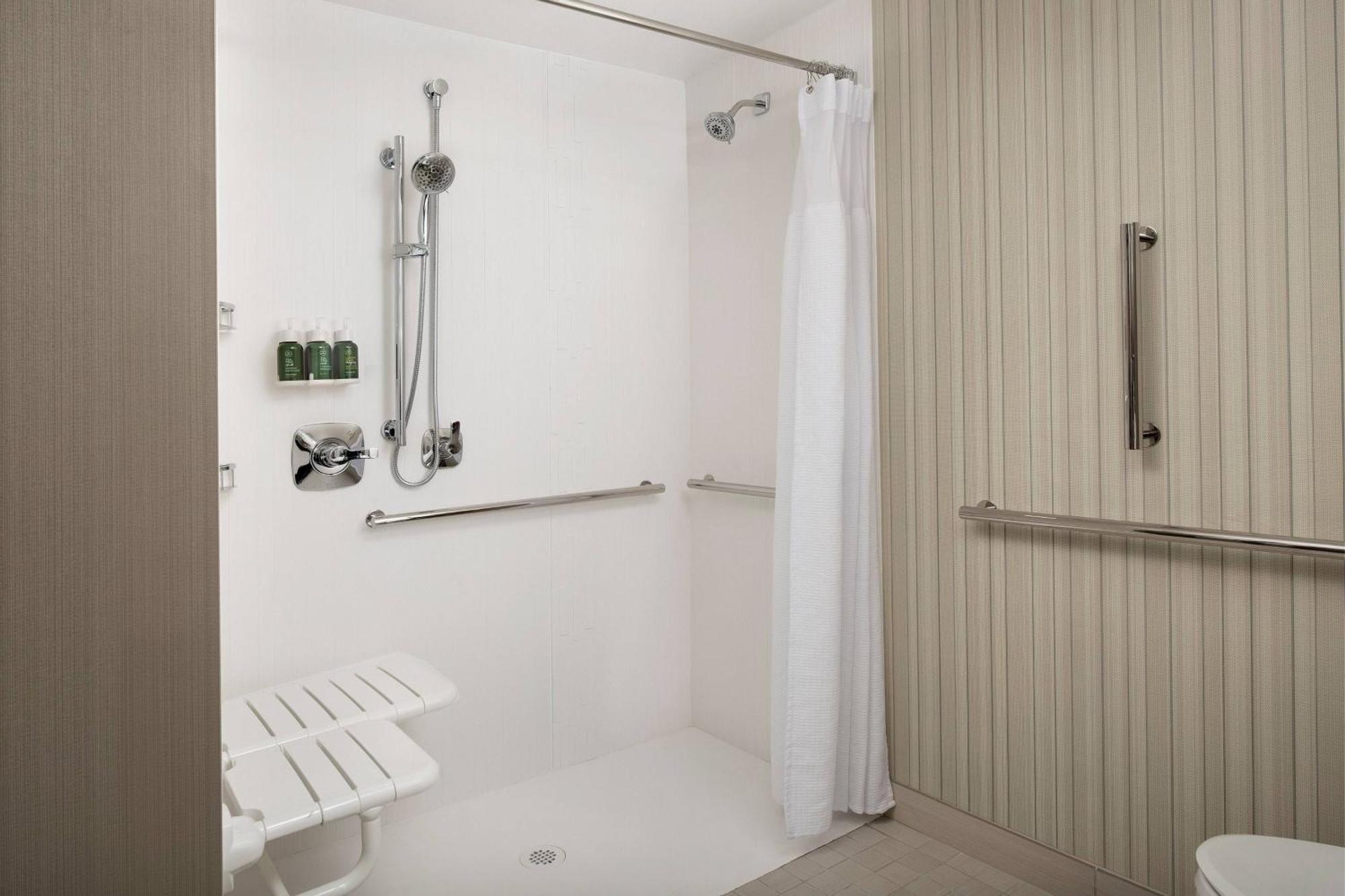 Отель Courtyard Portland East Fairview Экстерьер фото